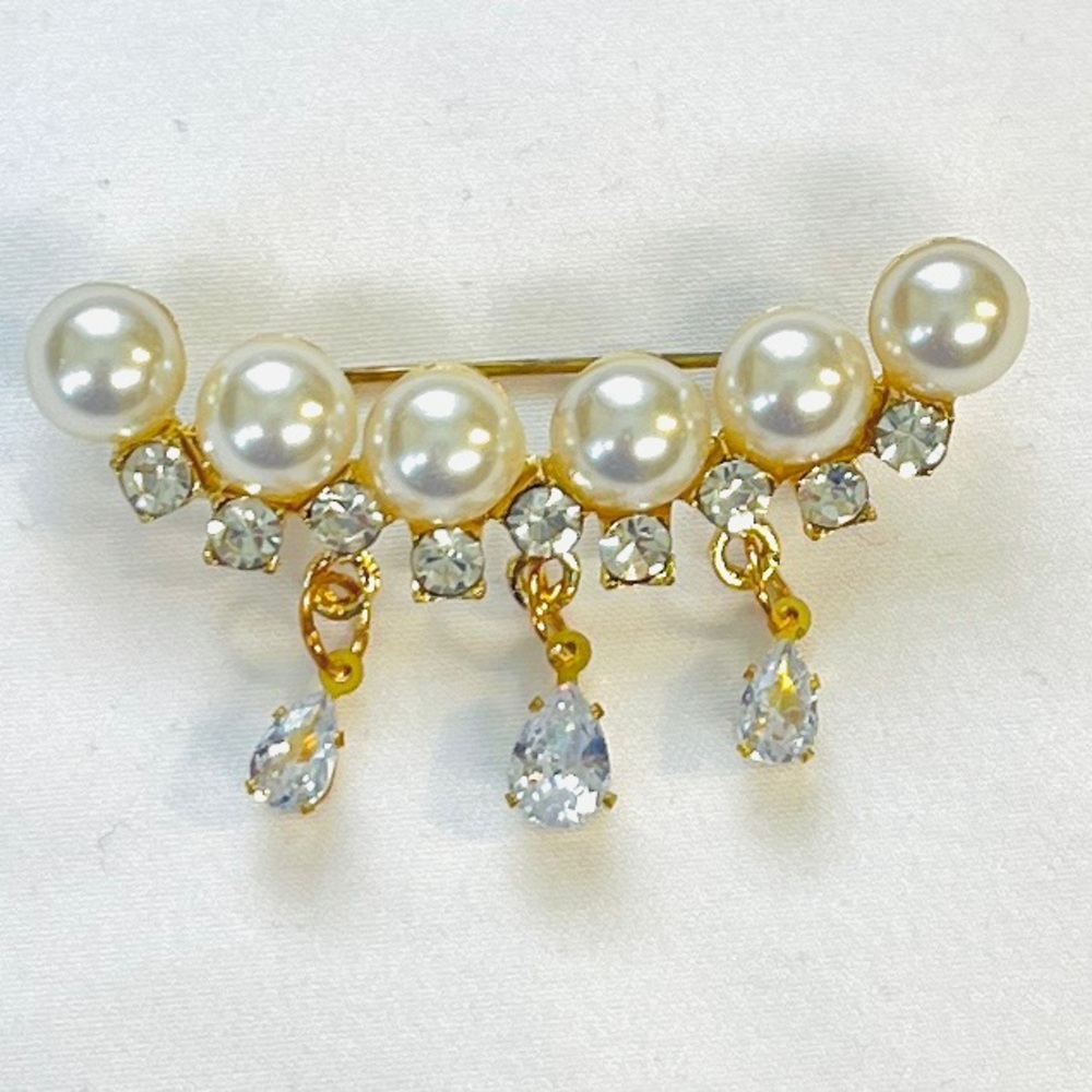 Brooch, vintage style of pearl like beads w/ rhinestones on a golden base, NIP